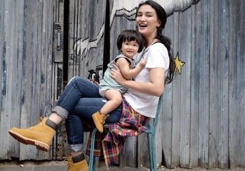 Cium-cium Buku, Begini Ekspresi Sayang Baby Salma, Anak Atiqah Hasiholan yang Bikin Gemes!