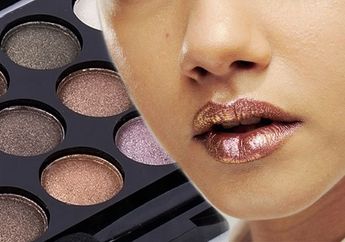Tips Memanfaatkan Eyeshadow Sebagai Lipstik Metalik dari Carolina Septerita