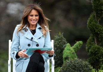 Rayakan Acara White House Easter Egg Roll, Melania Trump Kenakan Coat Berwarna Biru Muda