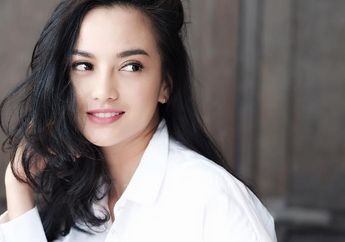 Deretan Gaya Ririn Ekawati dengan Oversized Shirt, Super Simpel Tapi Tetap Modis!