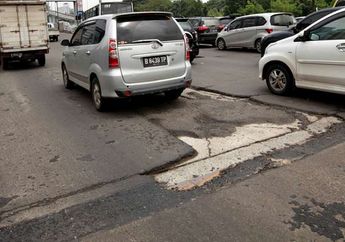 Awas! Hati-hati Ada Banyak Jalan Berlubang, Begini Cara Melewatinya