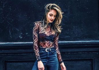 Pamer Perut Berotot, Cinta Laura Tampil Seksi Bergaya Sporty Saat Workout