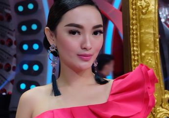 Zaskia Gotik Berpose Seksi dengan Fashion Style yang Memikat, yuk Lihat!