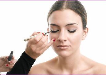 Ini Dia Langkah Membuat Tampilan Eyeliner Super Kece dan Cantik!