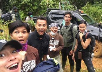 Kunjungi Kalimantan, Sophia Latjuba Asyik Berenang dan Memasak Bersama Warga Desa