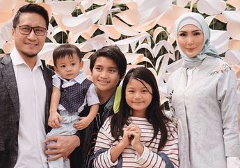 Ke Mekkah Bersama Istri dan Anak-anak, Arie Untung Pertama Kali Rasakan Bahagia Sampai Nusuk-nusuk