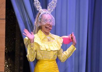 Terlihat Chic dan Elegan, Miley Cyrus Kenakan Busana Nuansa Monokrom, yuk Intip!