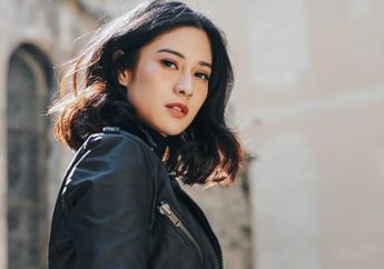 Begini Pesona Kecantikan Dian Sastrowardoyo Saat Memakai Baju Tradisional Korea