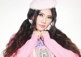 Gaya Kasual Via Vallen dengan Padu Padan Mini Skirt Frayed yang Lagi Hits, Penasaran?