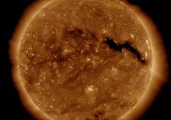 Terdapat Lubang Pada Atmosfer Matahari yang melontarkan Angin Kuat, Ini Dampaknya ke Bumi