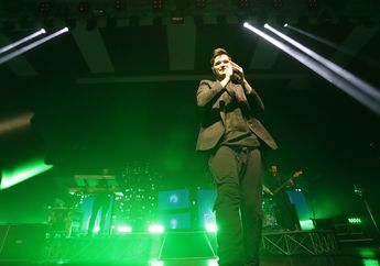 The Script Tampil Berkemeja Batik di Konser Freedom Child, Ini Sambutan Penonton Indonesia!