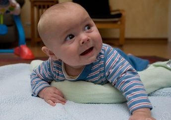 Jangan Dibiarkan Berbaring Saja, Inilah 4 Manfaat 'Tummy Time' untuk Bayimu