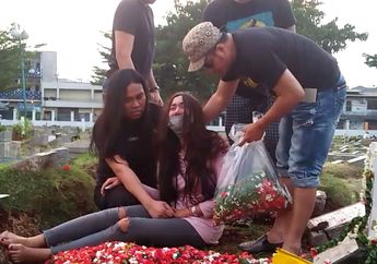 Datangi Makam Sang Ibunda, Lucinta Luna Menangis Histeris Hingga Pingsan