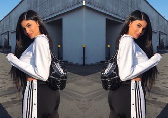 Jalan-jalan Bersama Baby Stormi, Kylie Jenner Tampil Super Modis dan Fashionable