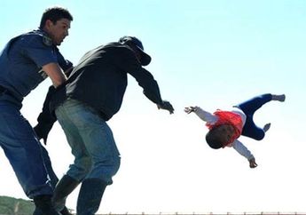 Seorang Ayah Nekat Membuang Bayinya dari Atap, Begini Momen Menegangkan yang Tertangkap Kamera