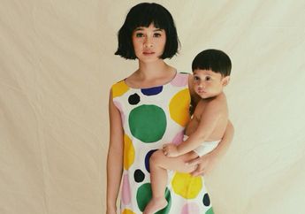 Nongkrong di Stasiun, Andien dan Putranya Tampil Nyentrik Bergaya ala Tahun 80-an 