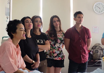 Ibu Jupe Buru-Buru ke Rumah Sakit, Ada Apa Ya?