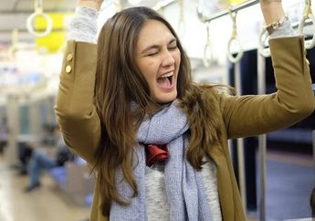 Ikut Narsis! Luna Maya Berpose di Depan Karangan Bunga untuk Ahok, ini Fotonya