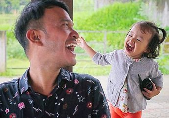 Begini Reaksi Thalia Onsu Ketika Suapin Sang Ayah, Pintarnya Bikin Gemes!