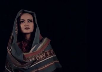 Jupe Cuci Darah Lagi, Sandy Tumiwa Bawakan Penutup Kepala