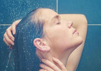 5 Fakta Mandi Malam, Nomor 2 Mematahkan Mitos yang Salah