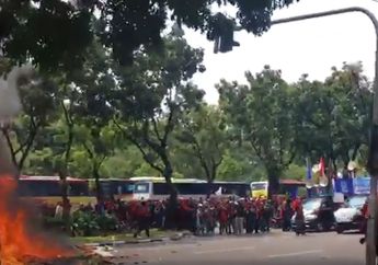 May Day, Massa Buruh Membakar Karangan Bunga Ahok-Djarot Depan Gedung Balai Kota DKI Jakarta