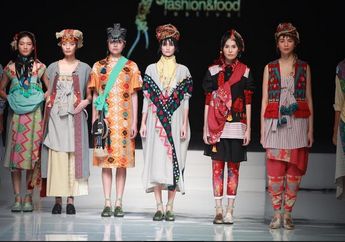 Pesona Busana Tenun Gaya Kontemporer dari Cita Tenun Indonesia dan 6 Desainer Tanah Air di Jakarta Fashion and Food Festival 2017 