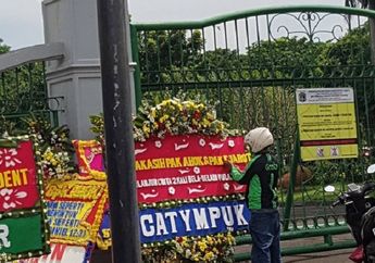 Lihat! Ini Loh yang dilakukan Warga Pada Karangan Bunga Ahok-Djarot, Malah Dibakar