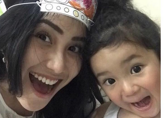 Sering Diajak Selfie, Anak Ayu Ting Ting jadi Fotogenik dan Sadar Kamera, Liat Deh Ekspresinya