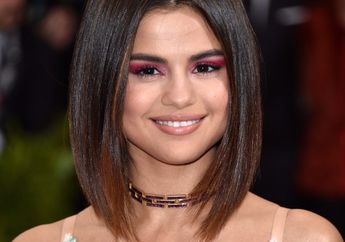  Riasan Simpel Ala Selena Gomez yang Bisa Kamu Tiru Pakai Brand Lokal