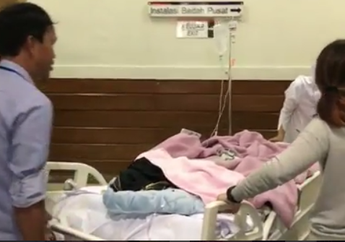 Tergesa-gesa, Julia Perez Dibawa Keluar Kamar dengan Wajah Ditutupi Kain Hitam dan Tubuhnya Diselimuti