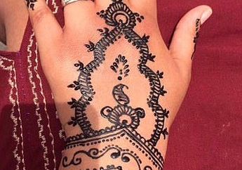 Tragis, Tangan Turis Wanita Ini Berubah Jadi Menjijikan Setelah Kena Tattoo Henna