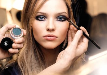 Ingin Tampil Rock n Roll Saat Prom Night, Coba Deh 5 Look Makeup Ini