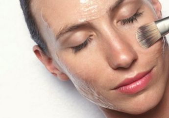 Mau Wajah Lebih Cerah? Ternyata Rutin Chemical Peeling Rahasianya! 