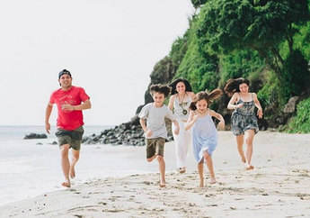 Intip Keseruan Wulan Guritno di Lombok Yuk, Lari-Lari di Pantai Eh Ditinggal Anak-Anaknya!