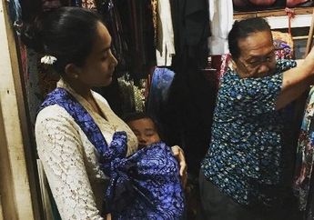 Sambil Gendong Si Kecil yang Ketiduran, Happy Salma Tak Malu Pergi ke Tempat Seperti Ini