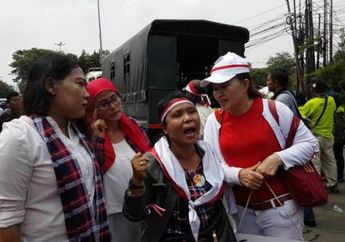 Wanita ini Rela Melakukan Ritual di depan Hakim agar Ahok Bebas