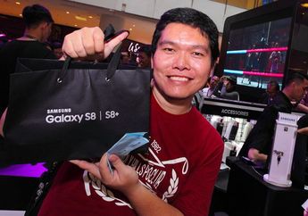 Antri Dari Jam 5 Pagi, Pria Ini Jadi Pembeli Pertama Samsung Galaxy S8 di Indonesia