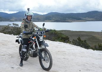 Jokowi Naik Motor Trail Saat Menyusuri Jalan Trans Papua 7 Km, Keren!