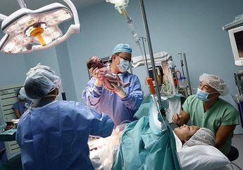 Selamat, Kinaryosih Lahirkan Anak Keduanya, Ini Selfie-Selfie bareng Dokternya!