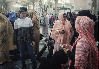 Demi Dul, Maia Estianty Rela &lsquo;Ngesot&rsquo; Dikerumunan Banyak Orang