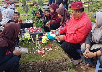 Jelang Ramadhan, Olga Lovers dan Ayahanda Ziarah ke Makam