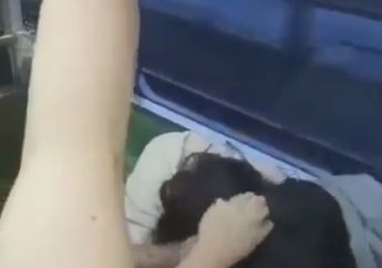 Demi Kursi Di KRL Commuterline, 2 Cewek Ini Sampai Jambak-Jambakan