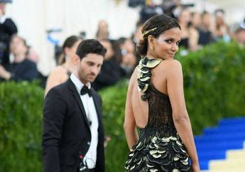 Aura Seksi Halle Berry di Usia 50-an, Ini Pertahanan Gayanya!