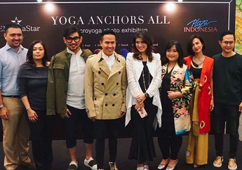 18 Artis Terbingkai dalam Pose Acroyoga
