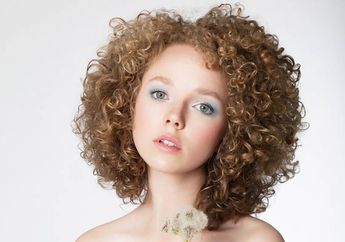 Punya Rambut Ikal Memang Cenderung Kering, Yuk, Bikin Jadi Lembut Alami