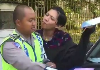 Pria Genit Goda Polisi Saat Ditilang di Semarang, Bikin Ngakak Saat Colek Pipi dan Jilat Pulpen