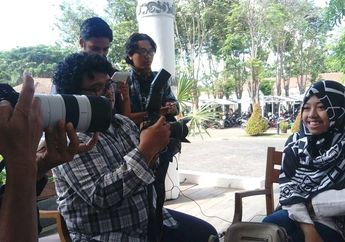 Ayahnya Pedagang Cilok, Ibunya Buta, Tak Surutkan Siswi SMA Ini Bikin Status Facebook Inspiratif