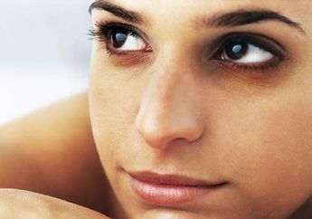 Simpan di Kulkas Lalu Letakkan di Wajah, Dua Buah Ini Bisa Kurangi Lingkaran Hitam di Mata 