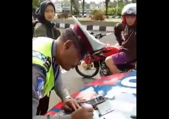 Galak! Pelanggar Lalu Lintas Ngamuk Sampai Rebut Itunya Petugas, Alasannya Ada di Video Ini